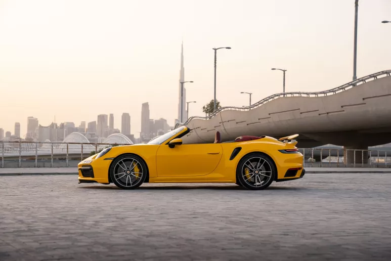 Porsche 911 Carrera (Amarillo), 2024 para alquiler en Dub&aacute;i