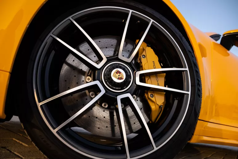 Porsche 911 Carrera (Amarillo), 2024 para alquiler en Dub&aacute;i