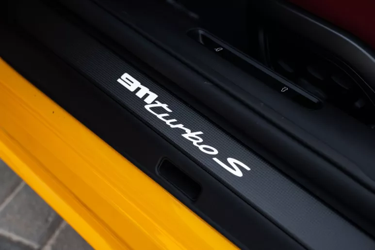 Porsche 911 Carrera (Amarillo), 2024 para alquiler en Dub&aacute;i