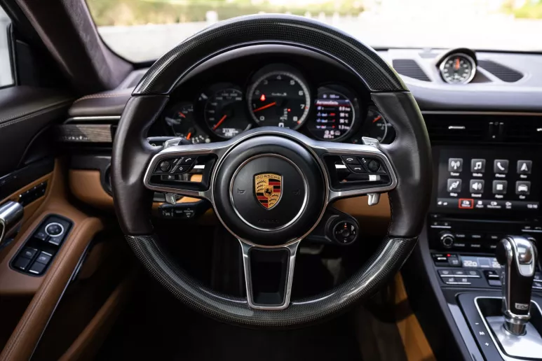 Porsche 911 Carrera (Morado), 2019 para alquiler en Dub&aacute;i