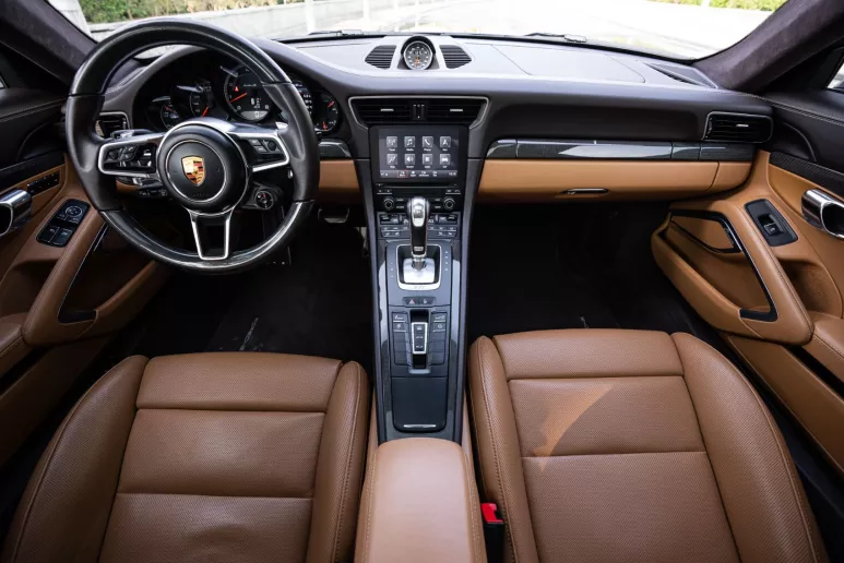 Porsche 911 Carrera (Morado), 2019 para alquiler en Dub&aacute;i