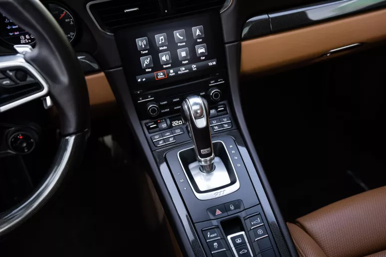 Porsche 911 Carrera (Morado), 2019 para alquiler en Dub&aacute;i