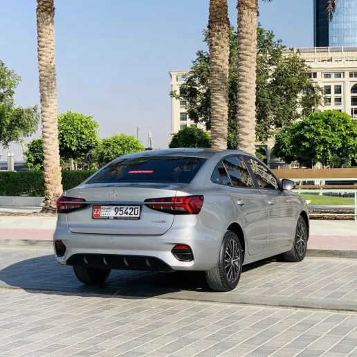 MG5 (Plata), 2025 para alquiler en Abu Dhabi