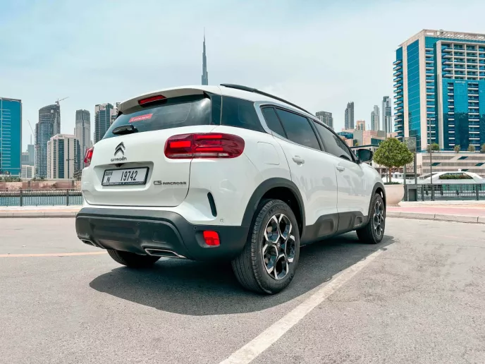 在阿布扎比 租 雪铁龙 C5 Aircross (白色), 2023