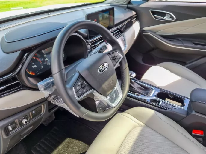 JAC JS4 (Blanco), 2023 para alquiler en Abu Dhabi