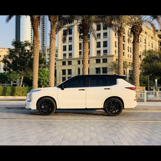 在迪拜 租 三菱欧蓝德 (白色), 2025
