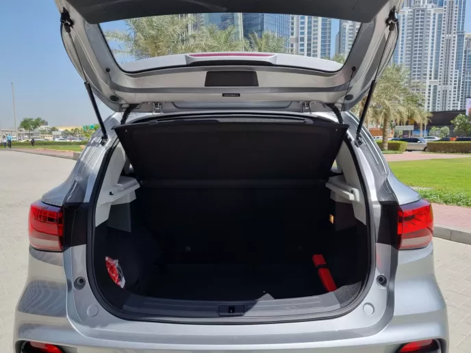 MG ZS (Zilver), 2025 te huur in Dubai