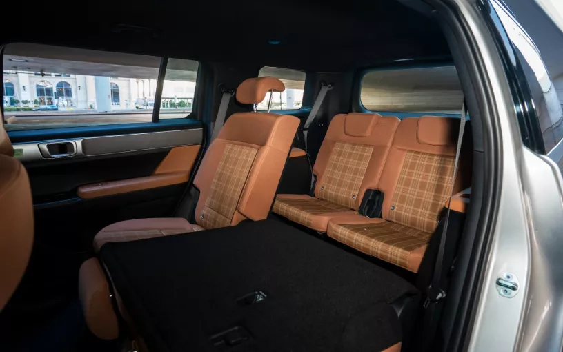 Hyundai Santa Fe (Plata), 2025 para alquiler en Dub&aacute;i