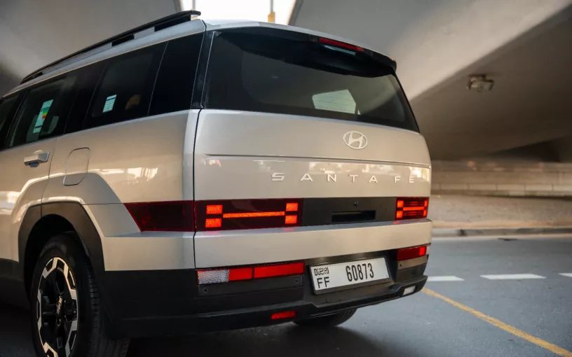 Hyundai Santa Fe (Plata), 2025 para alquiler en Dub&aacute;i