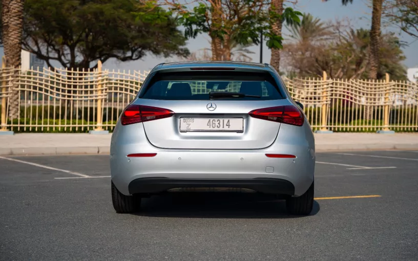 Mercedes A180 (Plata), 2024 para alquiler en Abu Dhabi