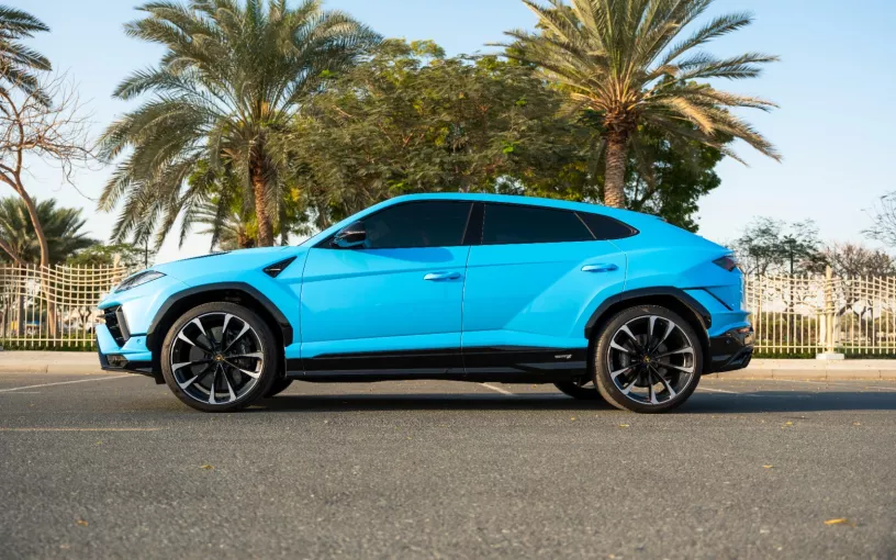 Lamborghini Urus (Azul), 2023 para alquiler en Dub&aacute;i