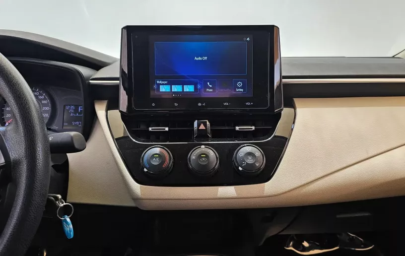 Toyota Corolla (Blanco), 2024 para alquiler en Abu Dhabi