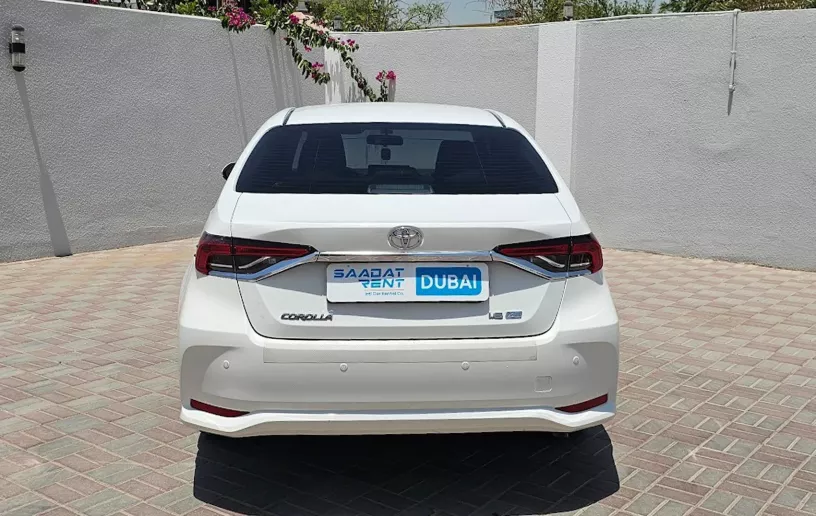 Toyota Corolla (Blanco), 2024 para alquiler en Abu Dhabi