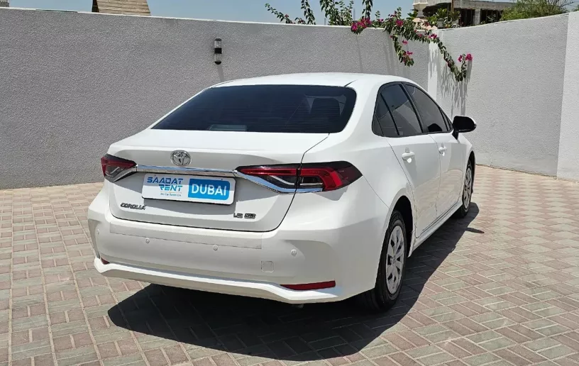 Toyota Corolla (Blanco), 2024 para alquiler en Abu Dhabi