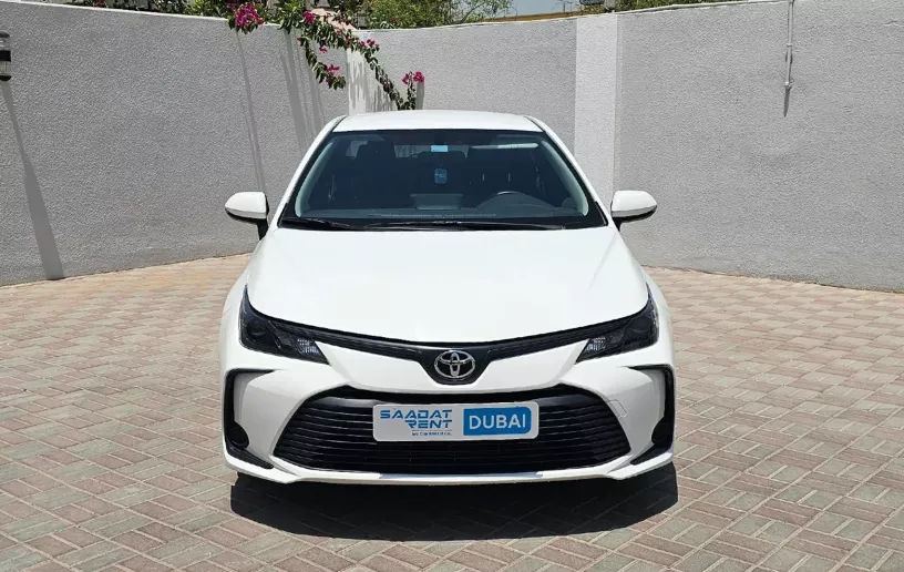 Toyota Corolla (Blanco), 2024 para alquiler en Abu Dhabi
