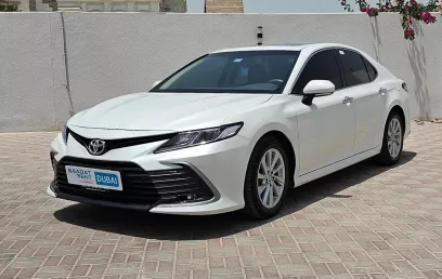 Toyota Camry (Wei&szlig;), 2024 zur Miete in Dubai