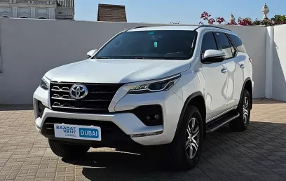 Toyota Fortuner (Wei&szlig;), 2024 zur Miete in Dubai