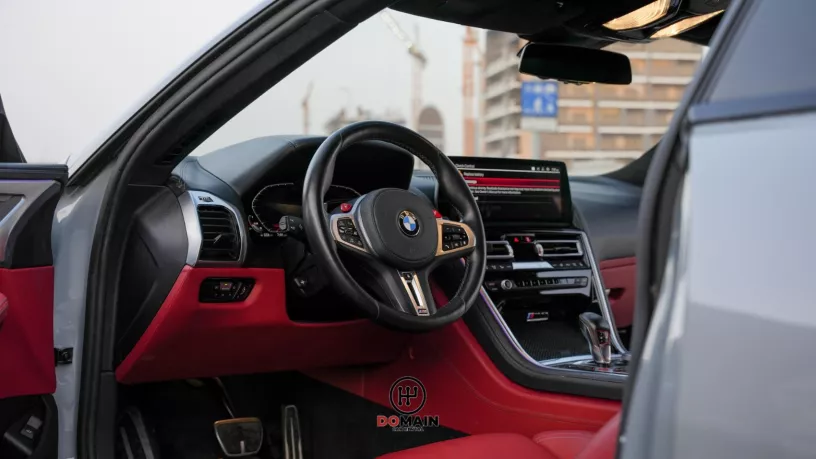 BMW M8 (Gris), 2023 para alquiler en Dub&aacute;i