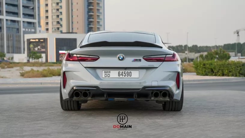BMW M8 (Gris), 2023 para alquiler en Dub&aacute;i