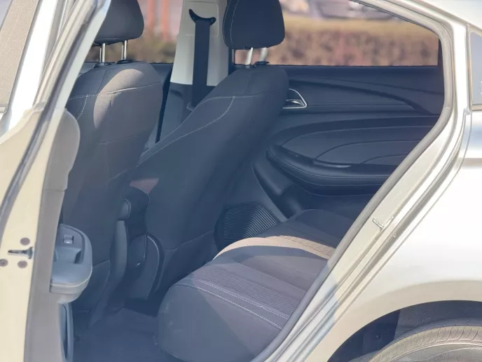在迪拜 租 MG5 (灰色), 2025