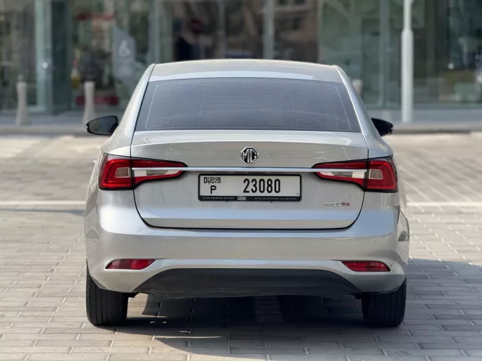 在迪拜 租 MG5 (灰色), 2025