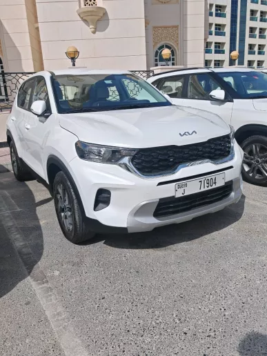 KIA Sonet (Blanco), 2022 para alquiler en Abu Dhabi