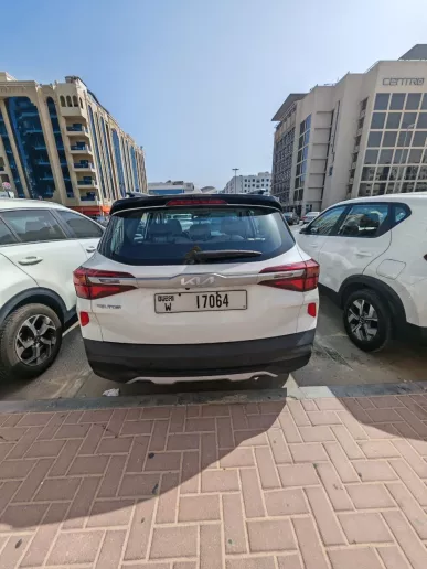 KIA Sonet (Blanco), 2022 para alquiler en Abu Dhabi