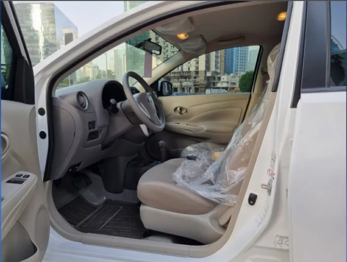 Nissan Sunny (Silber), 2025  zur Miete in Dubai