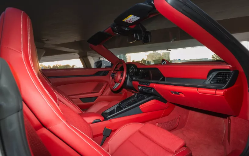 Porsche 911 Carrera GTS (Plata), 2024 para alquiler en Dub&aacute;i