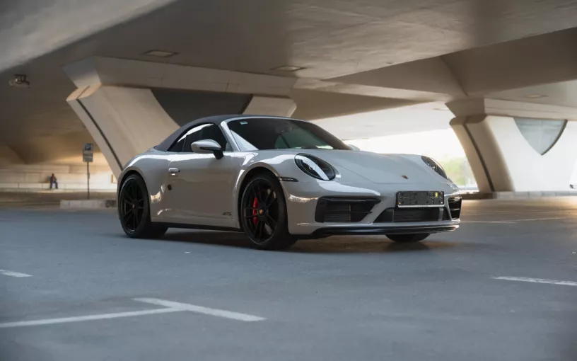 Porsche 911 Carrera GTS (Plata), 2024 para alquiler en Dub&aacute;i