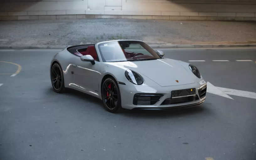 Porsche 911 Carrera GTS (Plata), 2024 para alquiler en Dub&aacute;i