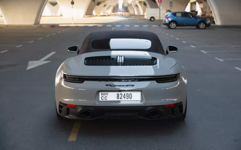 Porsche 911 Carrera GTS (Plata), 2024 para alquiler en Dub&aacute;i