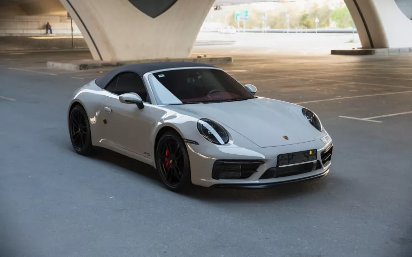 Porsche 911 Carrera GTS (Plata), 2024 para alquiler en Dub&aacute;i