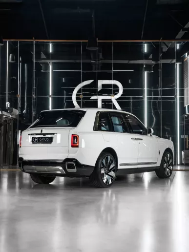 Abu Dabi'de kiralık Rolls Royce Cullinan (Beyaz), 2025