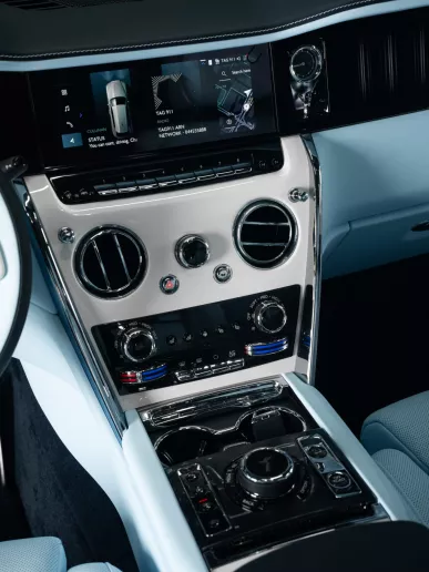 Abu Dabi'de kiralık Rolls Royce Cullinan (Beyaz), 2025