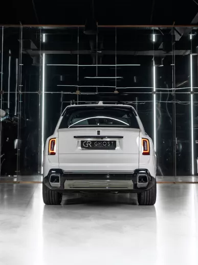 Abu Dabi'de kiralık Rolls Royce Cullinan (Beyaz), 2025
