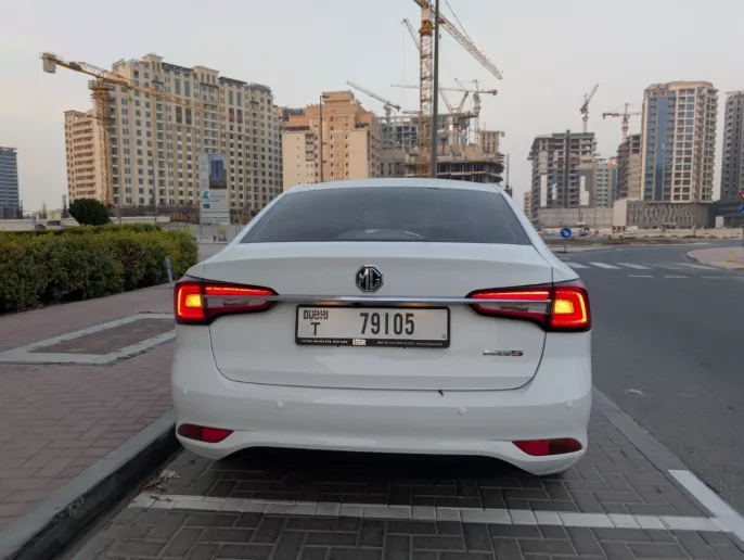 在迪拜 租 MG5 (白色), 2025