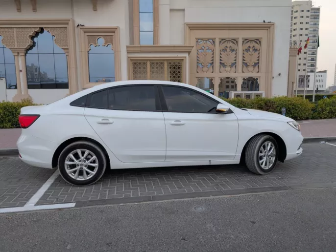 在迪拜 租 MG5 (白色), 2025