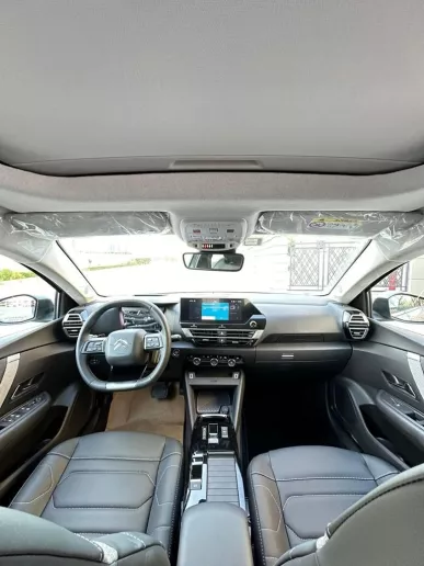 Abu Dabi'de kiralık Citroen C4X (G&uuml;m&uuml;ş), 2024