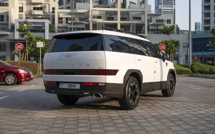 Hyundai Santa Fe (Blanco), 2026 para alquiler en Dub&aacute;i