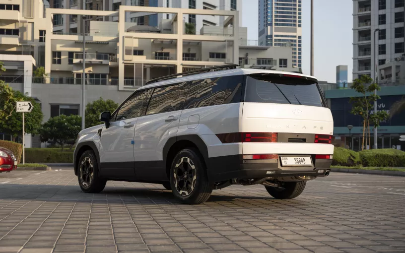 Hyundai Santa Fe (Blanco), 2026 para alquiler en Dub&aacute;i