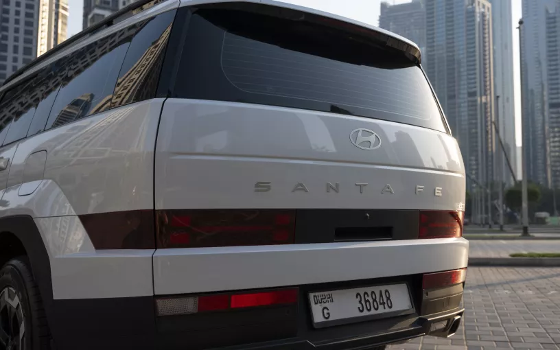 Hyundai Santa Fe (Blanco), 2026 para alquiler en Dub&aacute;i