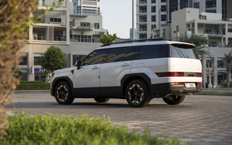 Hyundai Santa Fe (Blanco), 2026 para alquiler en Dub&aacute;i