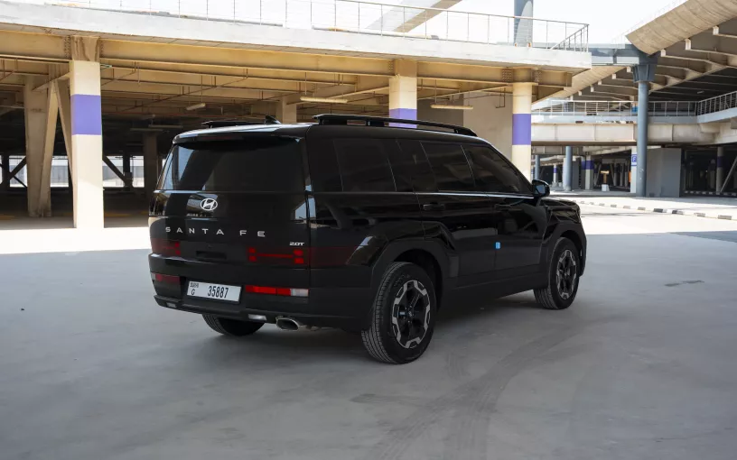 Hyundai Santa Fe (Negro), 2026 para alquiler en Dub&aacute;i
