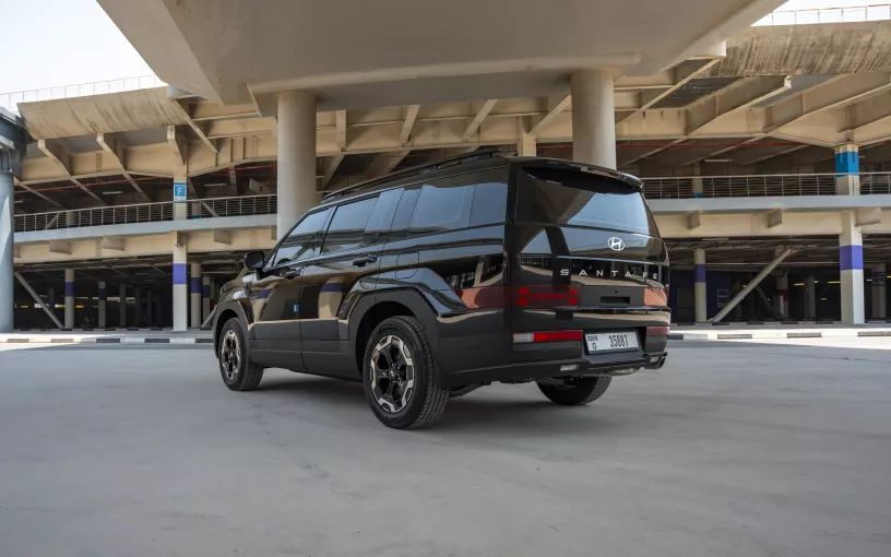 Hyundai Santa Fe (Negro), 2026 para alquiler en Dub&aacute;i