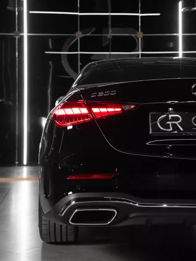Şarika'de kiralık Mercedes C200 (Siyah), 2025