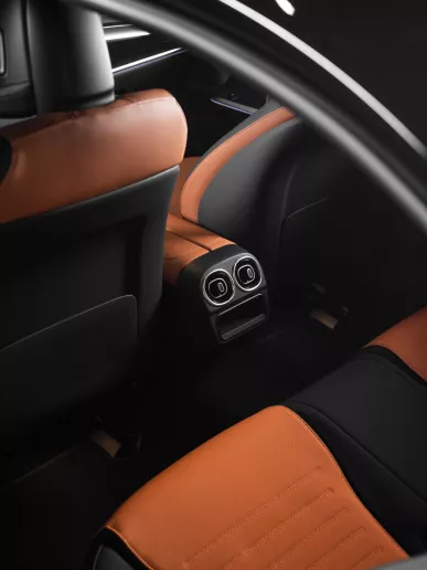 Şarika'de kiralık Mercedes C200 (Siyah), 2025