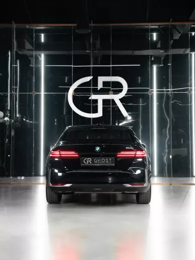 BMW 520i (Черный), 2025 для аренды в Рас-эль-Хайме