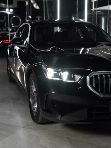 BMW 520i (Черный), 2025 для аренды в Рас-эль-Хайме