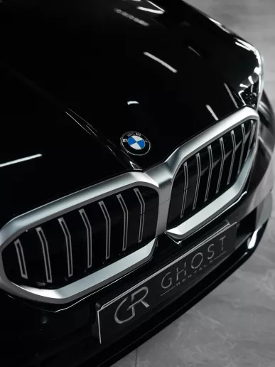BMW 520i (Черный), 2025 для аренды в Рас-эль-Хайме